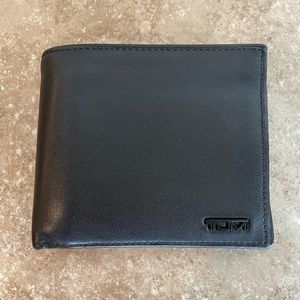 Tumi Men's Global Nappa Leather Bifold Passcase. Barely used. Perfect condition